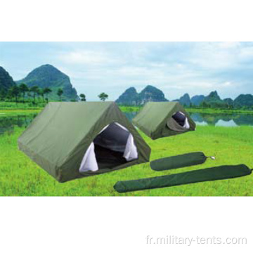 Tente militaire double couche sur le terrain